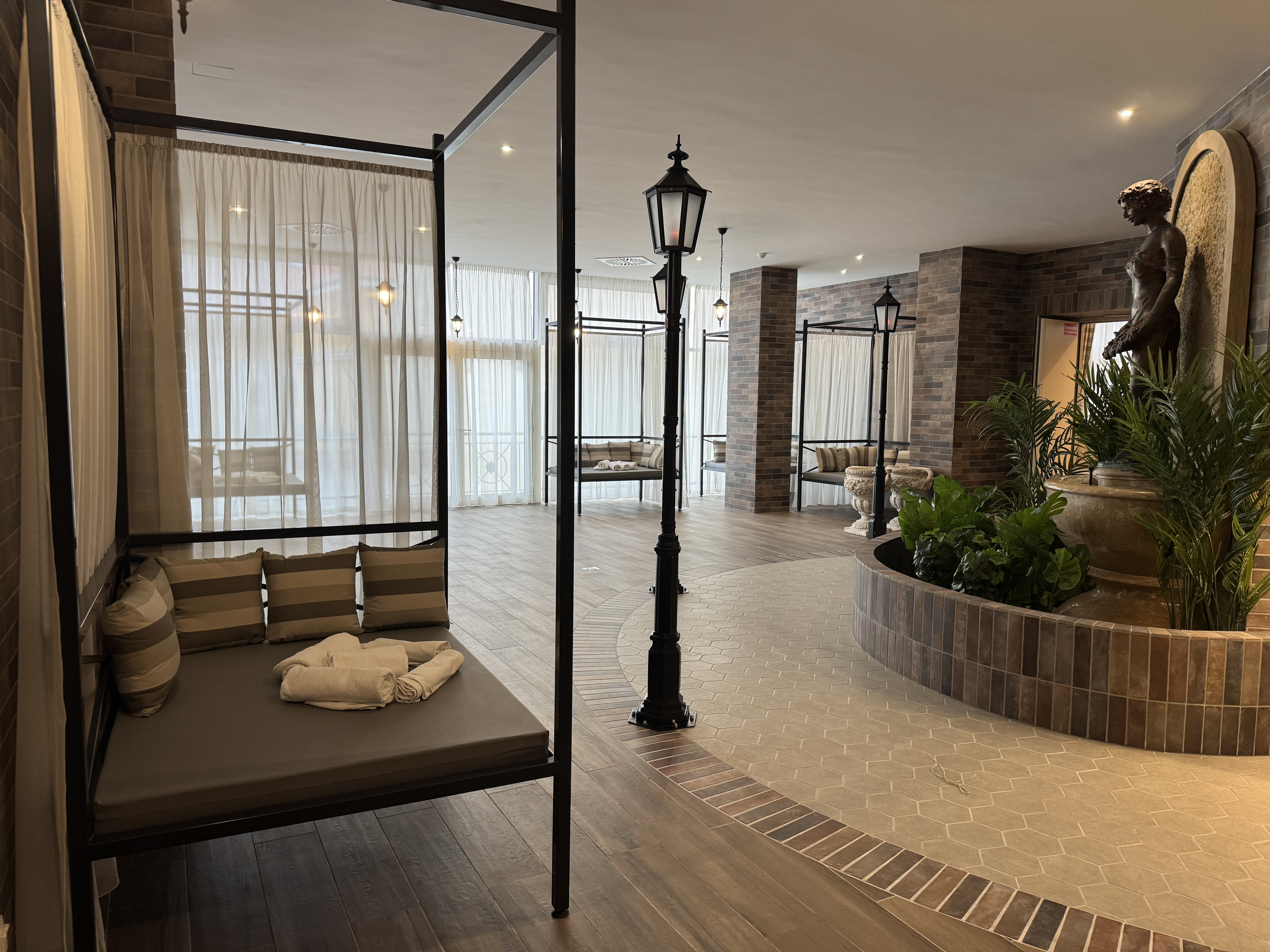 Wellness pihenőtér baldachinos ágyakkal a szálloda spa-jában